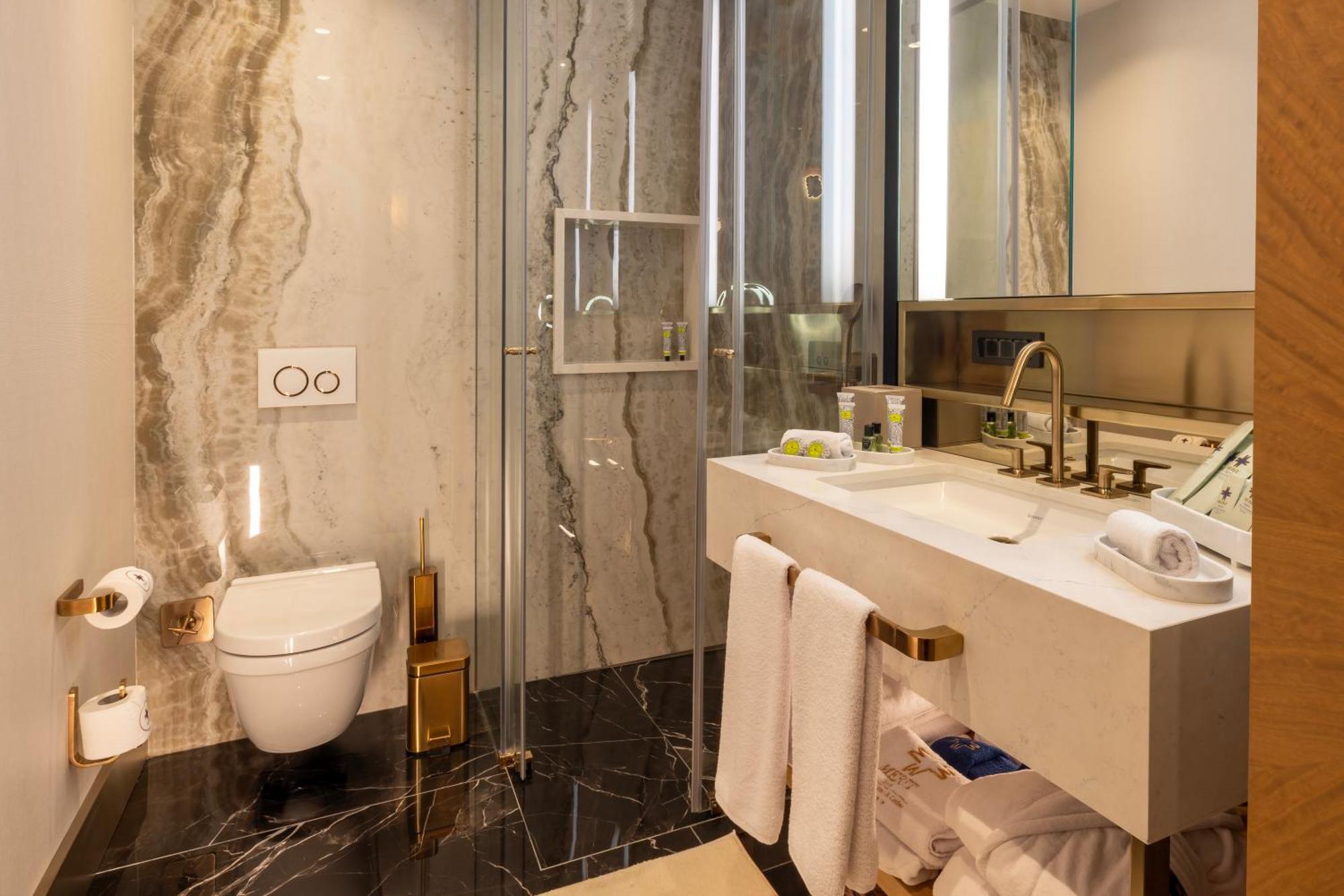 Merit Starlit & Residences 5*