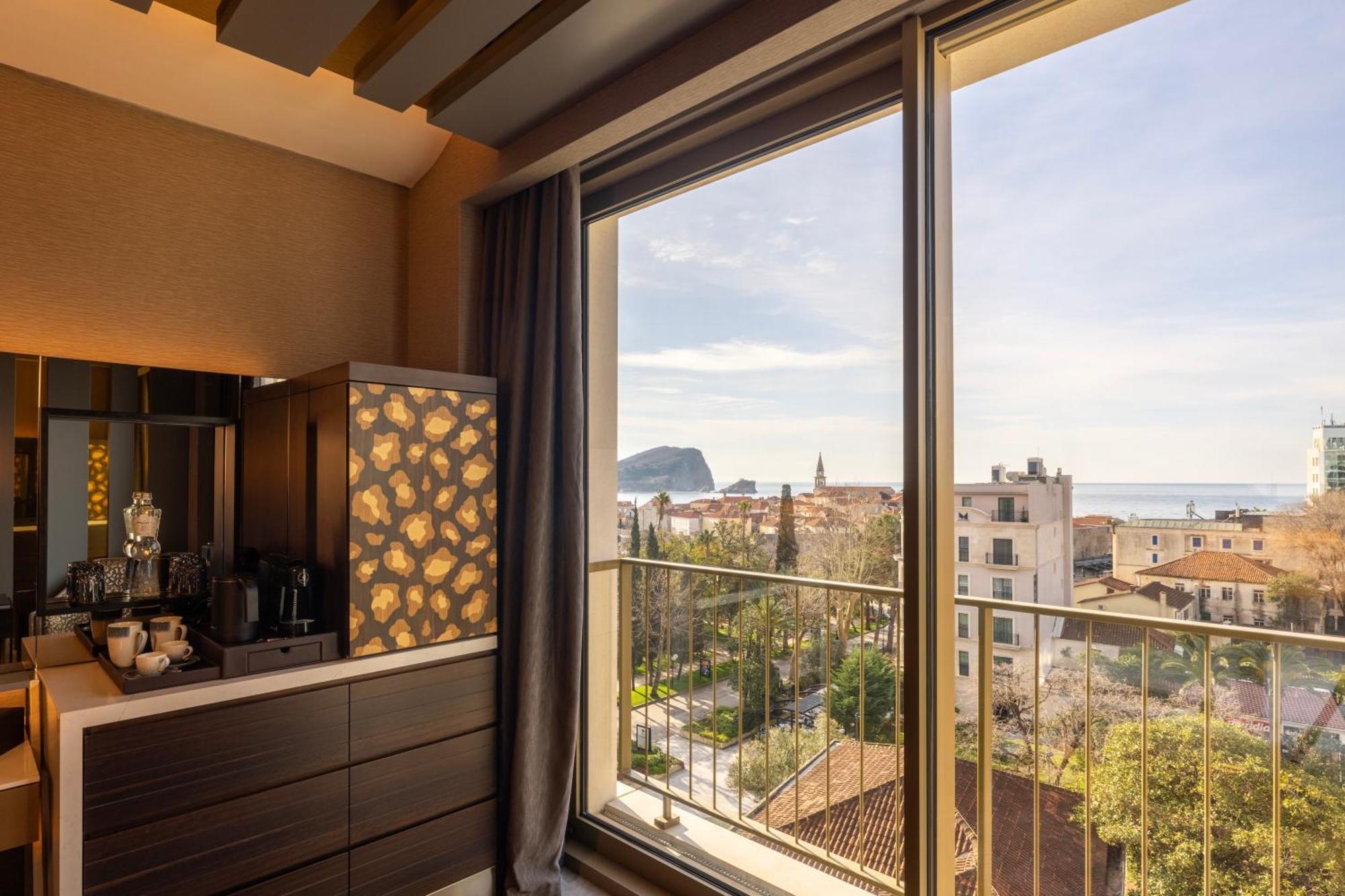 Hotel Merit Starlit & Residences 5*